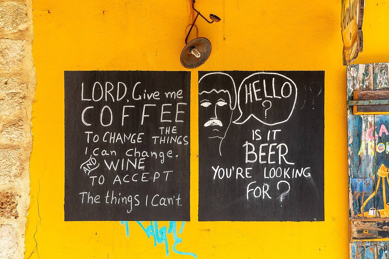 Straßencafé in einer europäischen Stadt