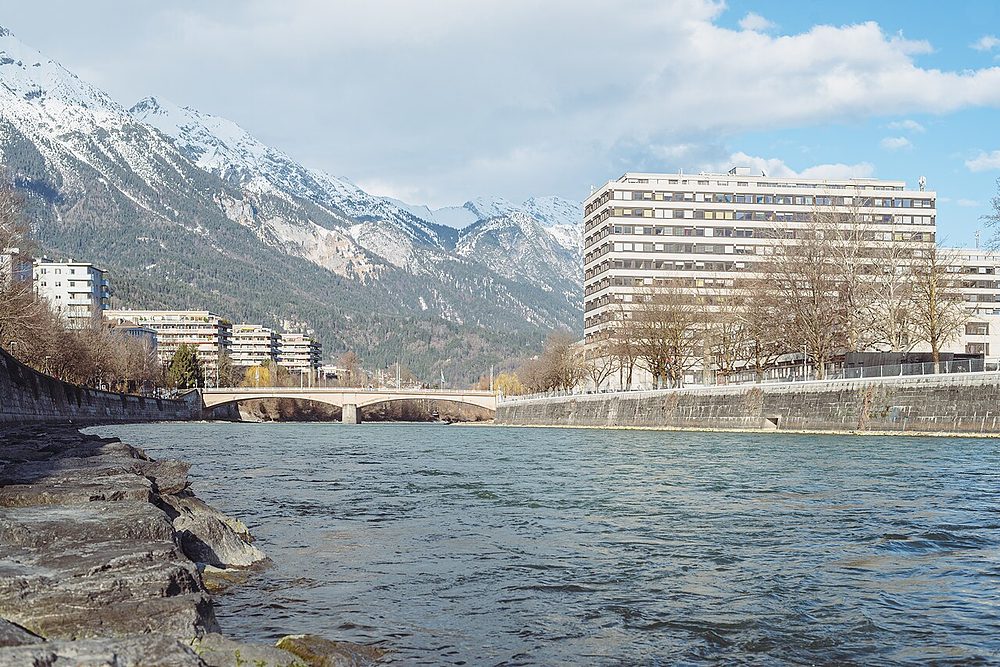 Innsbruck vor den Bergen Tirols