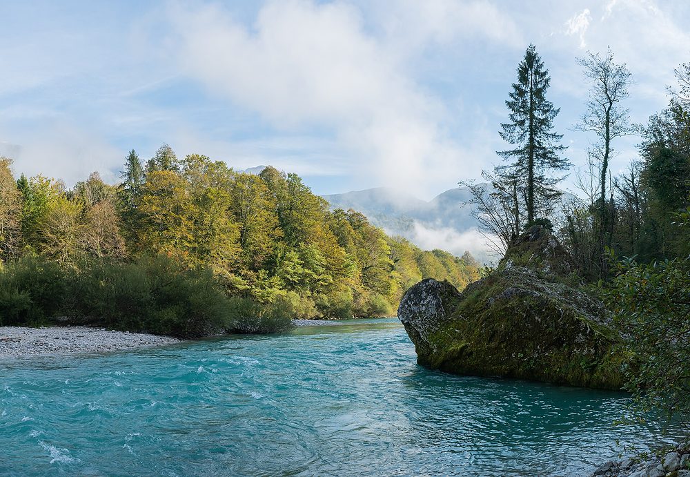 Fluss im Soča-Tal in Slowenien