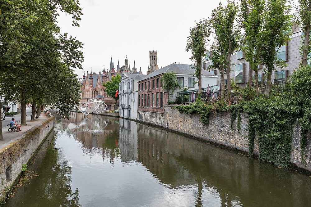 Kanal in Brügge am Abend