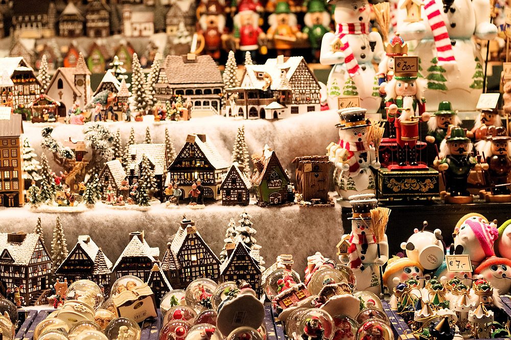 Beleuchteter Weihnachtsmarktstand am Abend
