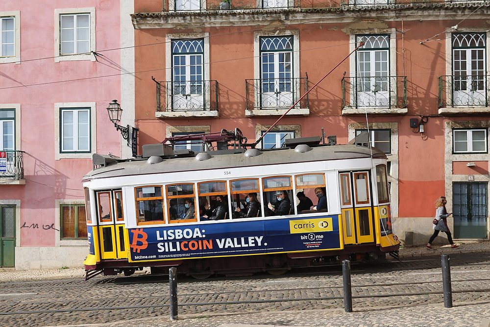 Historische Straßenbahn in einer Gasse von Lissabon