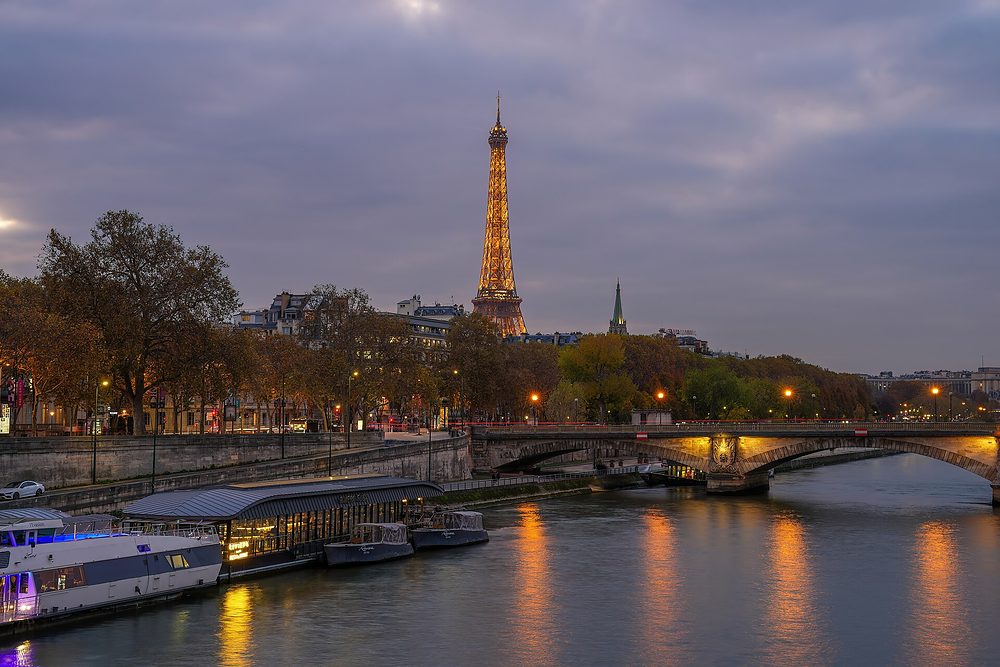 Der Eiffelturm an der Seine in Paris