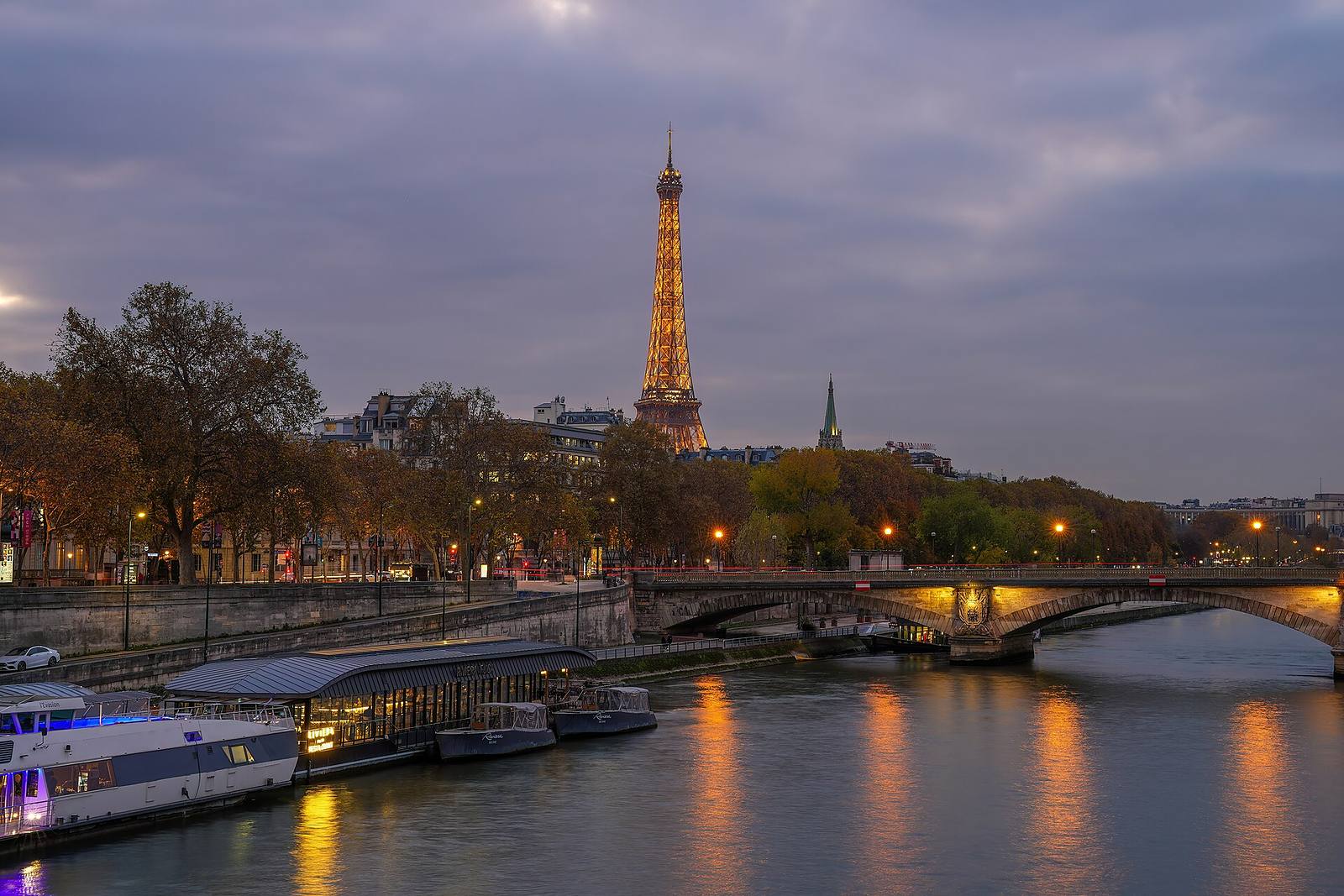 Der Eiffelturm an der Seine in Paris