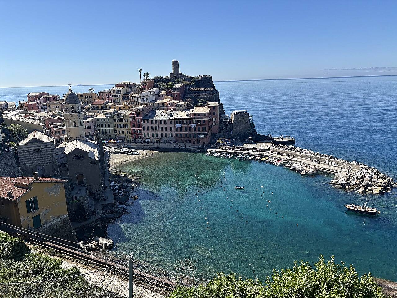 Küstendorf an der ligurischen Küste im Abendlicht