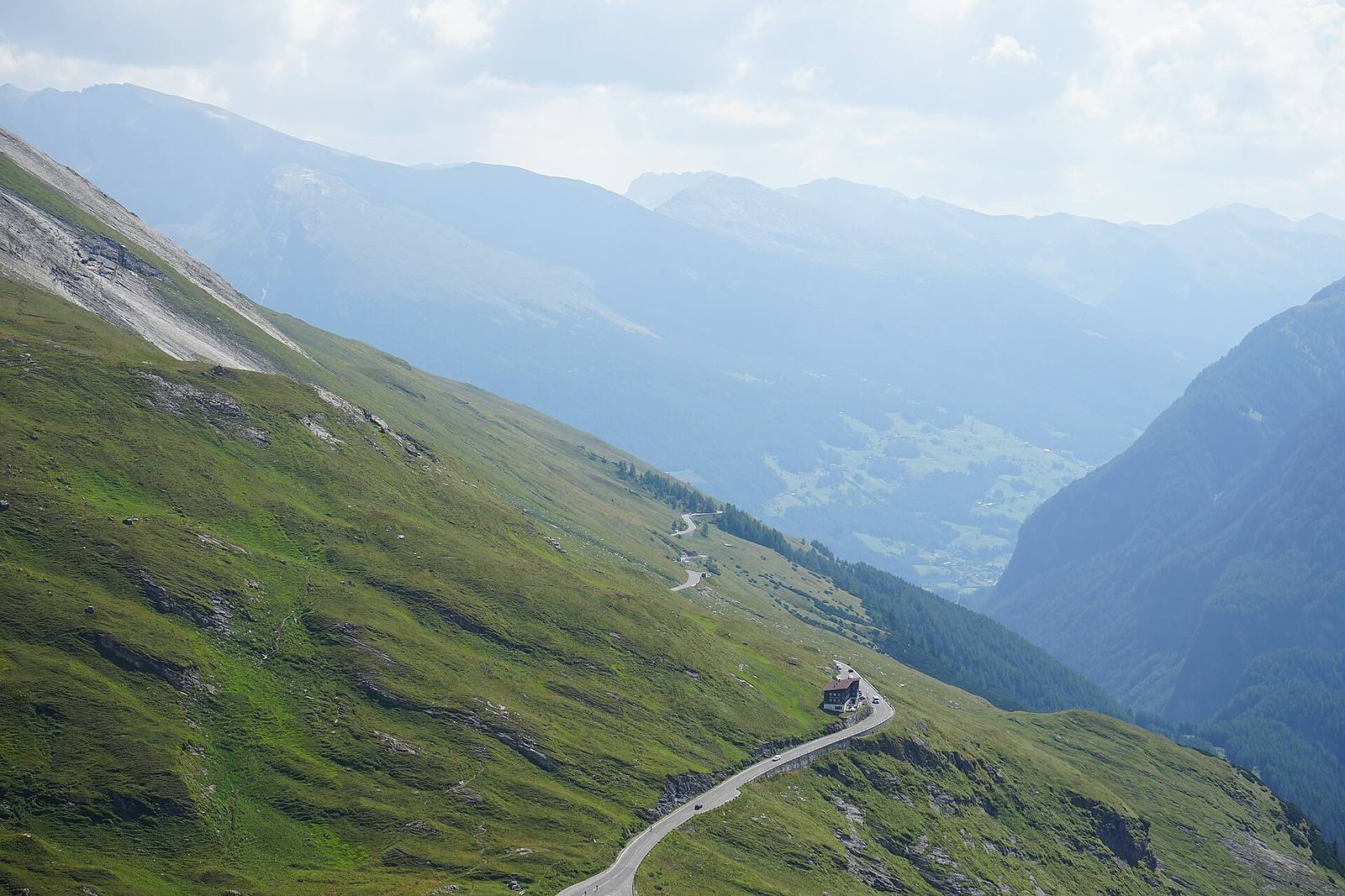 Straße durch eine europäische Berglandschaft