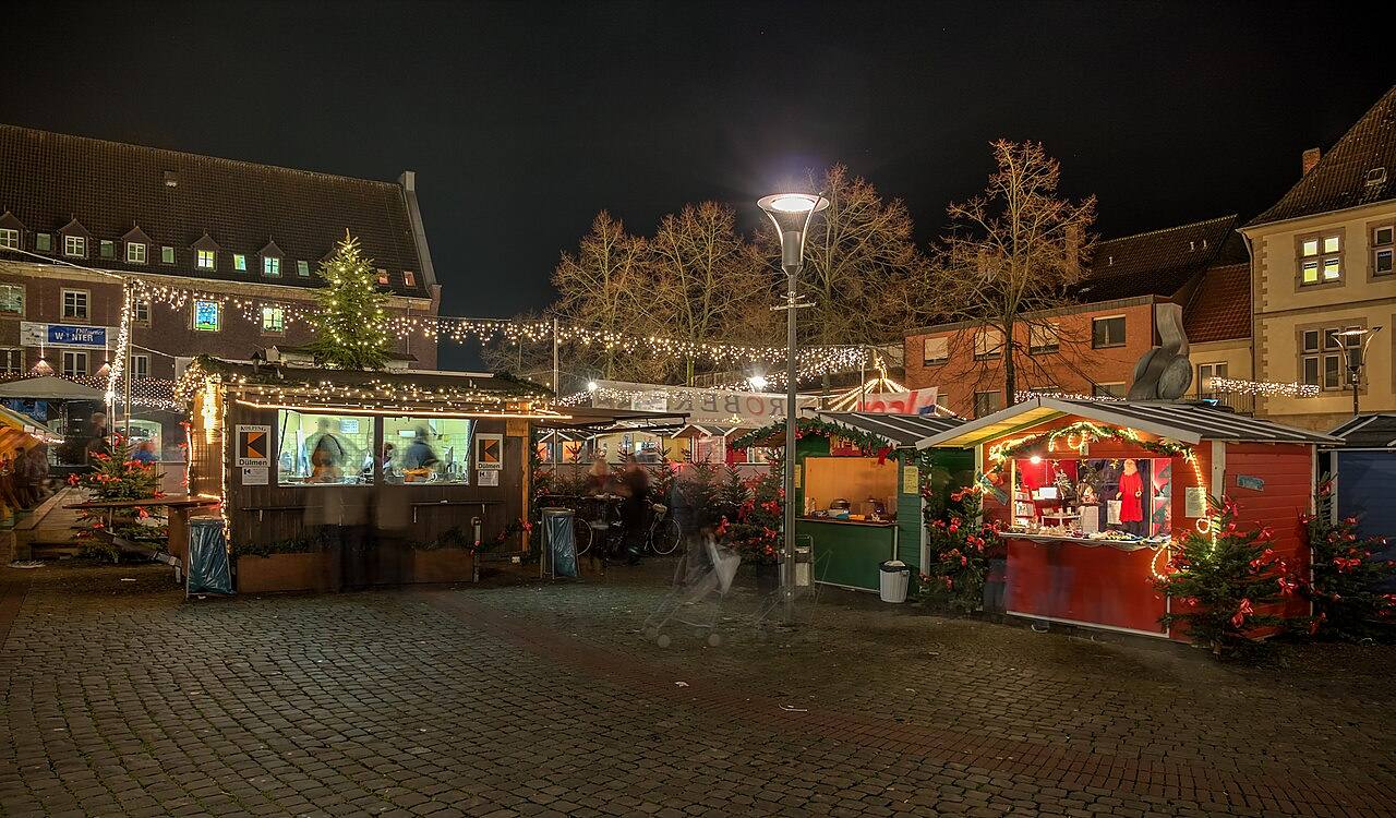 Weihnachtsmarkt auf einem europäischen Stadtplatz